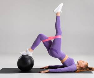 Para activar los músculos de los glúteos camine de 10-15 minutos y haga ejercicios de estiramiento para la zona.