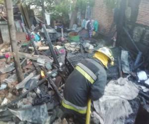 Miembros del Cuerpo de Bomberos informaron a pesar de todo el trabajo realizado no pudieron salvar al señor que se encontraba durmiendo cuando inició el siniestro. Foto: Cortesía Bomberos.