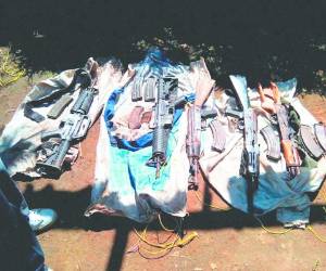 Entre las armas encontradas por las autoridades hay fusiles AK-47 y M16.
