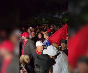 Con banderas de Libre se encuentran varias personas afuera de la Alcaldía Municipal.