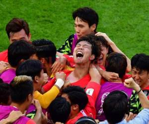 Los jugadores de Corea del Sur celebran su segundo gol durante el partido de fútbol del Grupo F de la Copa del Mundo Rusia