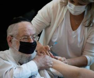 El rabino Yisrael Meir Lau recibe una vacuna contra el coronavirus en el hospital Ichilov en Tel Aviv, Israel, el domingo 20 de diciembre de 2020. Foto: AP