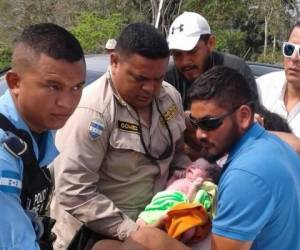 El bebé nació en la vía pública luego de que miembros del Cuerpo de Bomberos y la Policía Nacional asistieran a la madre.