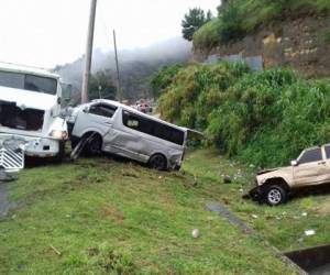 Una rastra, un bus rapidito y dos camionetas participaron este martes en un accidente vial en El Durazno, salida al norte de Honduras.