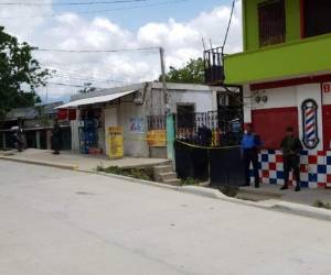 El cadáver de la víctima quedó tirado dentro del negocio. Foto: Cortesía