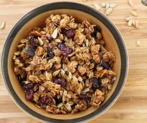 Hacer esta granola casera no te llevará más de 15 minutos.