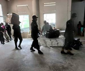Las autoridades ya están haciendo llegar las ayudas a la devastada isla hondureña.
