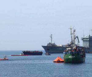 Con el buen tiempo que está predominando a lo largo de las costas libias, las embarcaciones repletas de migrantes que intentan llegar a Europa se han multiplicado. Foto AFP