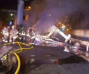 Los bomberos explicaron que el vehículo se precipitó de un puente que cruzaba una vía de tren y se incendió entre las localidades de Mestre y Marghera, pertenecientes al municipio de Venecia.
