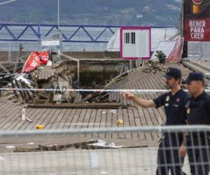 Dos agentes de policÃ­a pasan por delante del tramo de paseo marÃ­timo que colapsÃ³ causando mÃ¡s de 300 heridos, en Vigo, en el noroeste de EspaÃ±a, el 13 de agosto de 2018. (AP Foto/Lalo R. Villar)