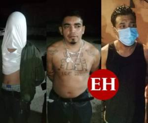 Los tres detenidos cuando eran ingresados por agentes de la Fuerza Nacional Anti Maras y Pandillas (FNAMP) y la Policía Nacional.
