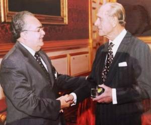 El embajador Iván Romero Martínez saludando al príncipe Felipe, duque de Edimburgo. FOTO EL HERALDO