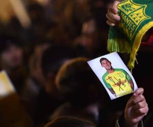 Miles de fanáticos del futbolista argentino Emiliano Sala realizan oraciones para que aparezca con vida. (AFP)