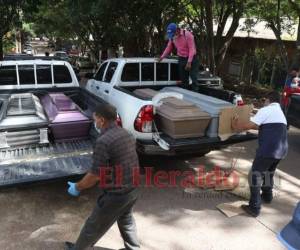 Los familiares de las víctimas retiraron los cuerpos de la morgue de Medicina Forense en la capital. Foto: Marvin Salgado | EL HERALDO