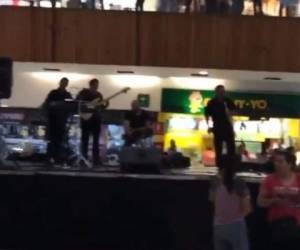 La banda estaba amenizando la plaza. Foto. Captura de video.