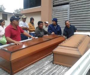 Familiares reclaman los cadáveres de los hermanos Carlos René y Rony Alexander Fúnez Hernández. (Foto: Estalin Irías)