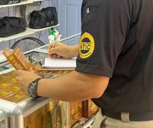 El MP llegó a dos locales comerciales de San Pedro Sula donde supuestamente se comercializan fármacos sexuales que no tendrían permisos sanitarios. También se indaga si la comercialización cumple con las leyes tributarias.