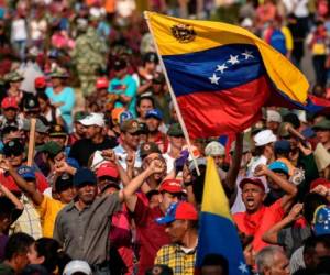 Miles de personas asistieron a un concierto de tres días convocado por el presidente de Venezuela, Nicolás Maduro, para competir con un festival de música benéfica organizado por el empresario británico Richard Branson, en el lado venezolano del Puente Internacional Tienditas en Las Tienditas, cerca de Ureña, en la frontera con Colombia. (AFP)