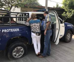 Familiares del pequeño de tres años mientras le entregaban al menor rescatado en San Pedro Sula. (Foto: Cortesía @RedInfomativaH)