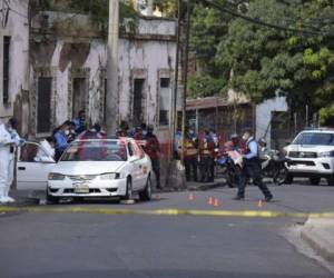 Agentes de la Policía Nacional y la Dirección Policial de Investigaciones (DPI) llegaron hasta el lugar para comenzar con las pesquisas de este caso. Foto: Estalin Irías | EL HERALDO.