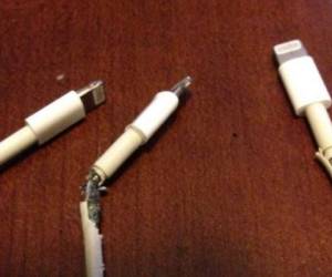 Un cable roto puede ser una amenaza para tu teléfono. Foto Twitter @eiFito