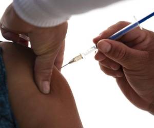 Hay 10 países, entre ellos El Salvador, Honduras y Nicaragua, que la recibirán de manera gratuita. Otros 27 han pagado al mecanismo Covax para obtener la vacuna. Foto: AP.