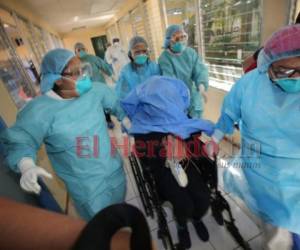 Momento en que la mujer sospechosa por coronavirus ingresa al Tórax. Foto David Romero| EL HERALDO