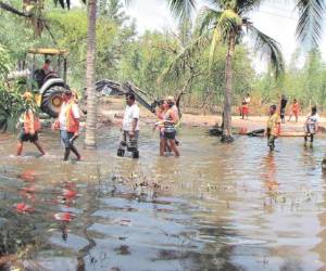 Pobladores de las zonas afectadas, en conjunto con personal de Copeco, realizan acciones de limpieza.