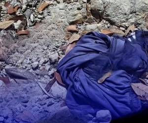 En el lugar del crimen fueron encontradas al menos tres prendas de vestir.