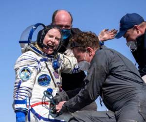 La astronauta de la NASA Kate Rubins recibe ayuda para salir de una cápsula soyuz MS-17 minutos después de aterrizar, junto a los cosmonautas Sergey Kud-Sverchkov y Sergey Ryzhikov, en una zona remota cerca de la localidad de Zhezkazgan, en Kazajistán. Foto: AP.