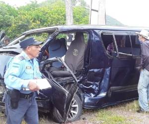 El busito quedó totalmente destruido al lado de la carretera.