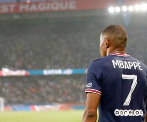 El delantero francés del Paris Saint-Germain, Kylian Mbappé, celebra tras marcar un gol durante el partido de fútbol francés L1 entre el Paris Saint-Germain y el Racing Club Strasbourg en el estadio Parc des Princes de París el 14 de agosto de 2021. Foto: AFP