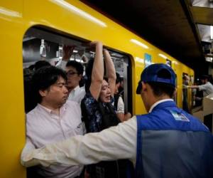 Las autoridades de transporte de Tokio definen sus vagones del metro a 200% de capacidad como con espacio suficiente para que un pasajero lea una revista. Foto: AP.