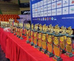 Los trofeos de la Vuelta EL HERALDO 2025 esperan brillantes en el Coliseum Nacional de Ingenieros.​​​​​