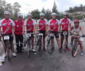 'Venimos de viaje desde anoche y ya hoy a las 6:00 estábamos listos para iniciar a pedalear': 'La Roja Team'.