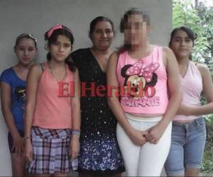 María Clementina Soriano junto a sus tres hijas Brenda Xiomara, Fausta Rosa y Delmy Yanory Soriano. Foto EL HERALDO
