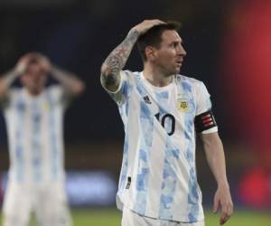 Lionel Messi, de la selección de Argentina, se lamenta durante un partido ante Colombia, correspondiente a la eliminatoria mundialista y disputado el martes 8 de junio de 2021 en Barranquilla. Foto:AP