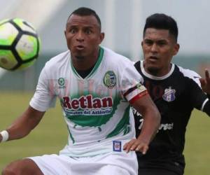 Carlos Ovidio Lanza domina una pelota ante la marca de Owen Morales del Juticalpa FC. Foto: David Romero / El Heraldo.