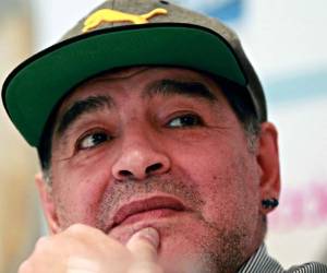 Diego Maradona llegó a Italia y fue recibido con honores por los tifosi napolitanos. Foto AFP-El Heraldo