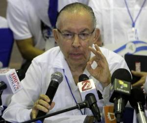 Carlos Tynnermann Bernheim, uno de los representantes de los sindicatos y la sociedad civil, da una conferencia de prensa después de la 4ta edición de las conversaciones del 'diálogo nacional' entre los representantes del gobierno, los obispos católicos de Nicaragua y la oposición.
