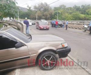 De la fuerza del impacto, el turismo fue impulsado fuera de calle y chocó contra el paredón, mientras que el pick-up, quedó al lado del puente, parcialmente destruido. Foto: Estalin Irías | EL HERALDO.