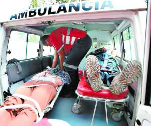 Dos de los 15 heridos en el accidente en una ambulancia de la Cruz Roja.