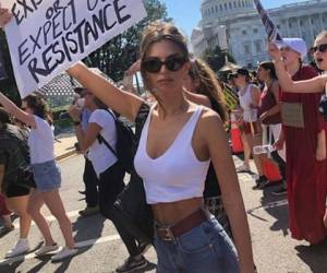 Emily Ratajkowski protestó este jueves contra la nominación del juez del Brett Kavanaugh. Foto: Emily Ratajkowski/Instagram.