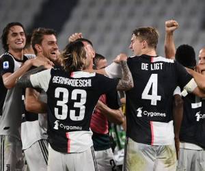 El equipo de la Juventus celebra el título de la Serie A (scudetto) después del partido de fútbol de la Serie A italiana entre la Juventus y la Sampdoria que se jugó a puerta cerrada en el estadio Allianz en Turín el 26 de julio de 2020.