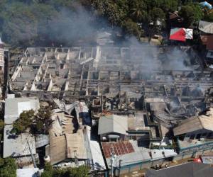 Reducido a cenizas quedó el Hospital de Roatán tras un pavoroso incendio que se registró la noche del viernes 19 de abril. Estas son las imágenes de cómo luce este el que era el único centro asistencial público de la isla.