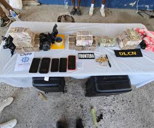Tres hombres fueron capturados en el Muelle de Cabotaje de La Ceiba cuando pretendían abordar una embarcación con destino a la isla de Roatán, portando una suma superior a un millón de lempiras en efectivo de la cual no pudieron justificar su origen. Lo que se sabe del caso.