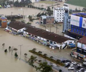 Edificios sumergidos en agua de una inundación tras fuertes lluvias en Gangneung, Corea del Sur, el jueves 3 de octubre de 2019. Foto: AP.