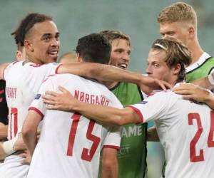 El delantero danés Yussuf Poulsen (izq.) Celebra con sus compañeros de equipo tras ganar el partido de cuartos de final de la UEFA EURO 2020 entre la República Checa y Dinamarca en el Estadio Olímpico de Bakú.