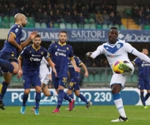 Luis Alberto de la Lazio patea el balÃ³n al cobrar un tiro de esquina durante el partido contra Bologna por la Serie A italiana, el sÃ¡bado 29 de febrero de 2020. (Alfredo Falcone/Lapresse via AP)