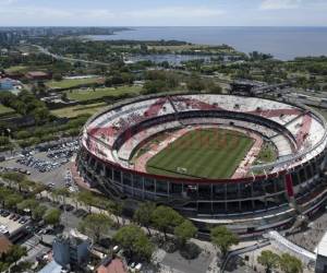 Boca Juniors se pospuso el 25 de noviembre de 2018. La segunda parte de la Copa Libertadores se aplazó por primera vez por segunda vez en El autobús del equipo Boca Juniors por los fanáticos de River Plate, dijo Conmebol el domingo. / AFP / IVAN PISARENKO.